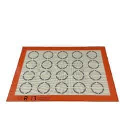 משטח סיליקון מחורר עם סימון לעוגיות מקרון גודל 60*40 לתנור רחב